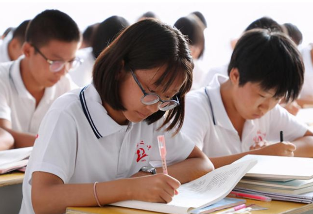 湖北校园暴力事件引发关注，学生牙齿被打掉三颗，社会深思其背后原因