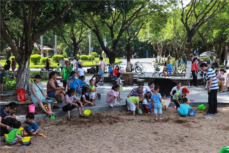 湖泊倒影与平静水面的双重宁静之境