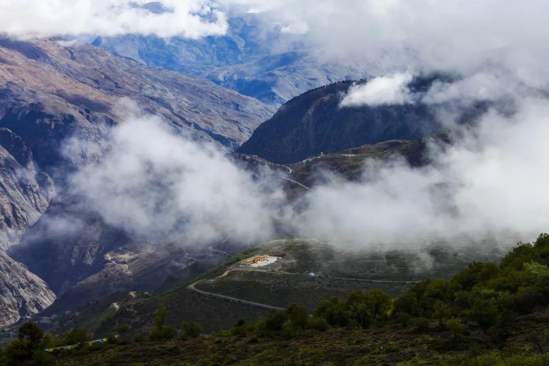 云雾缭绕山巅的动静相宜观赏之旅