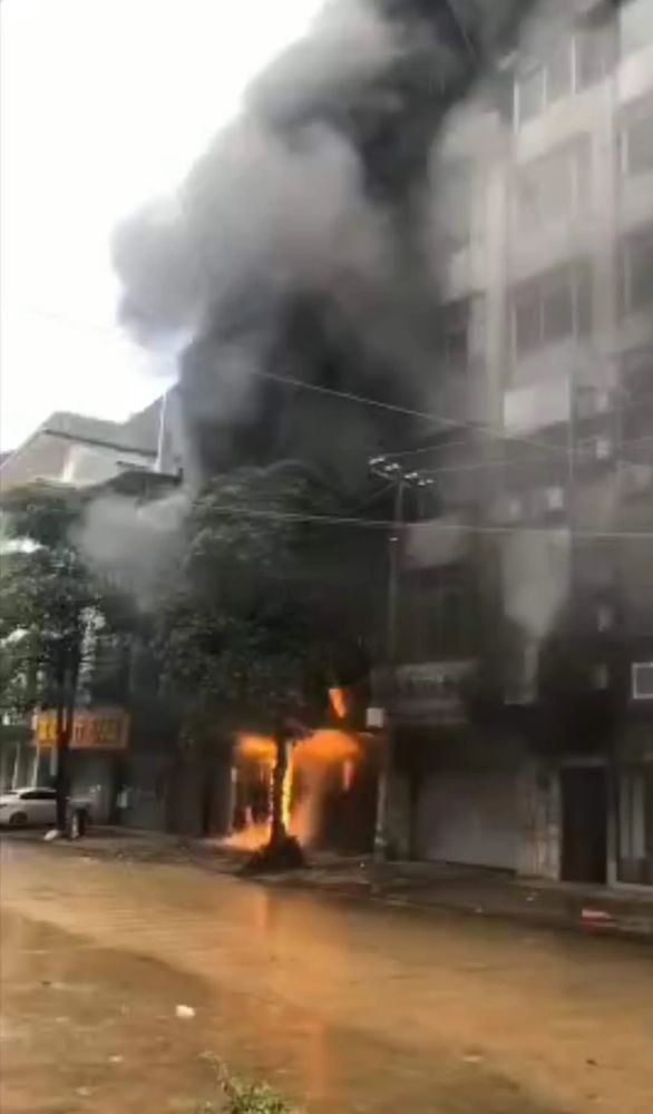 深圳龙岗区菜馆厨房火灾迅速扑灭明火事件