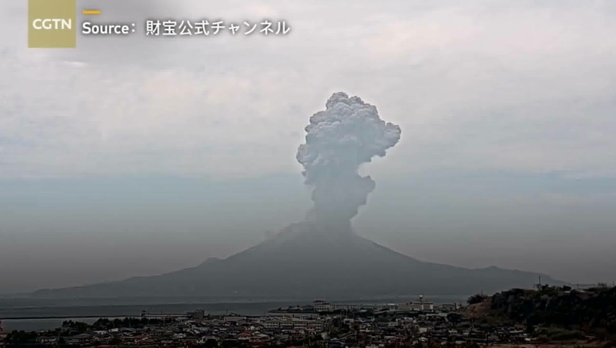 日本火山喷发灰柱直冲云霄，自然力量震撼展现