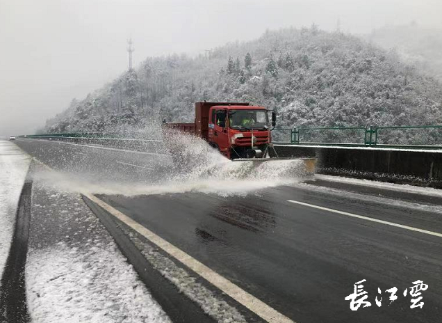 鄂西北高速应对首场降雪，全面准备与迅速响应行动