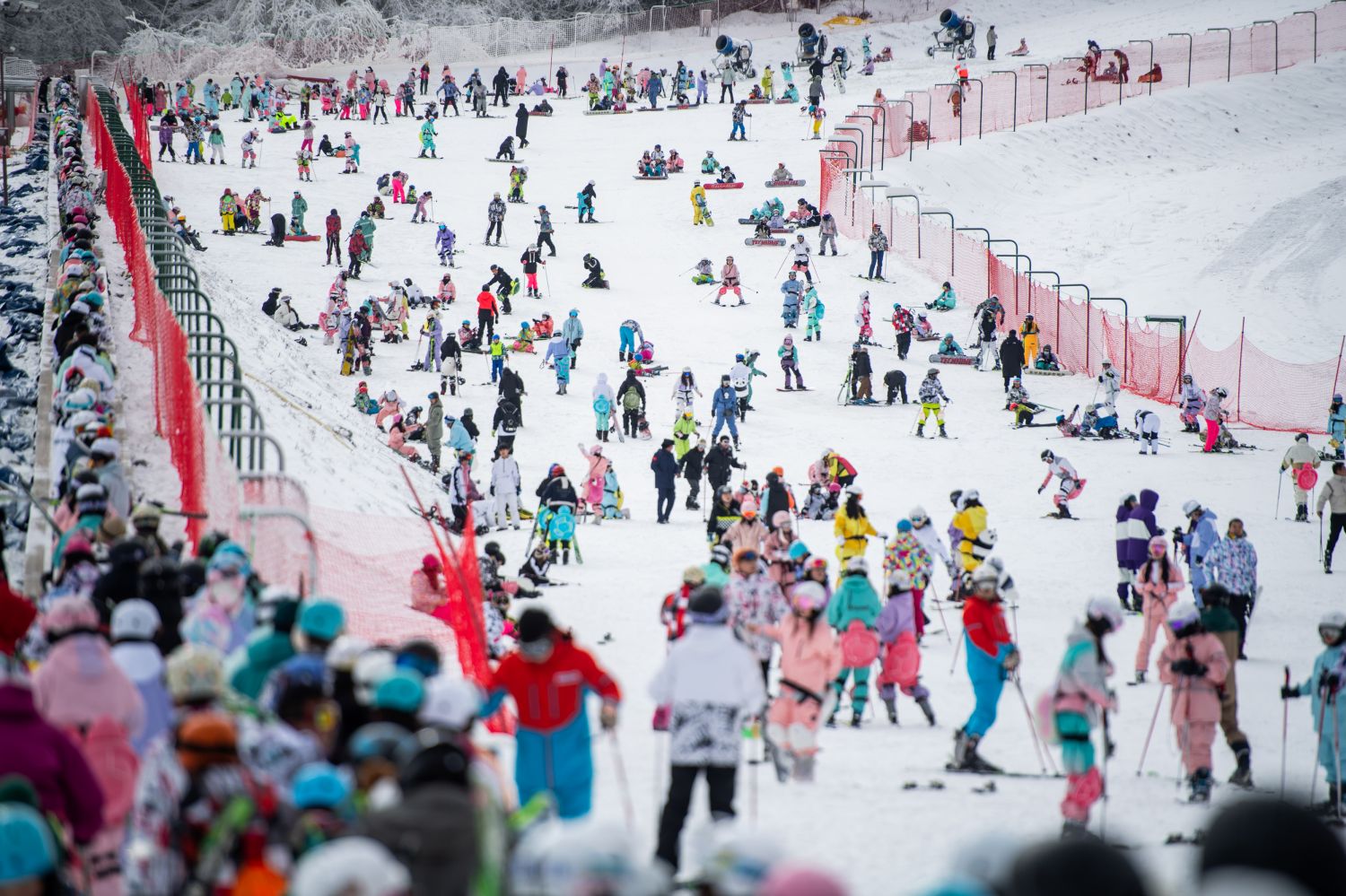 冬季滑雪场首批游客涌入，冰雪运动人气爆棚现象解读