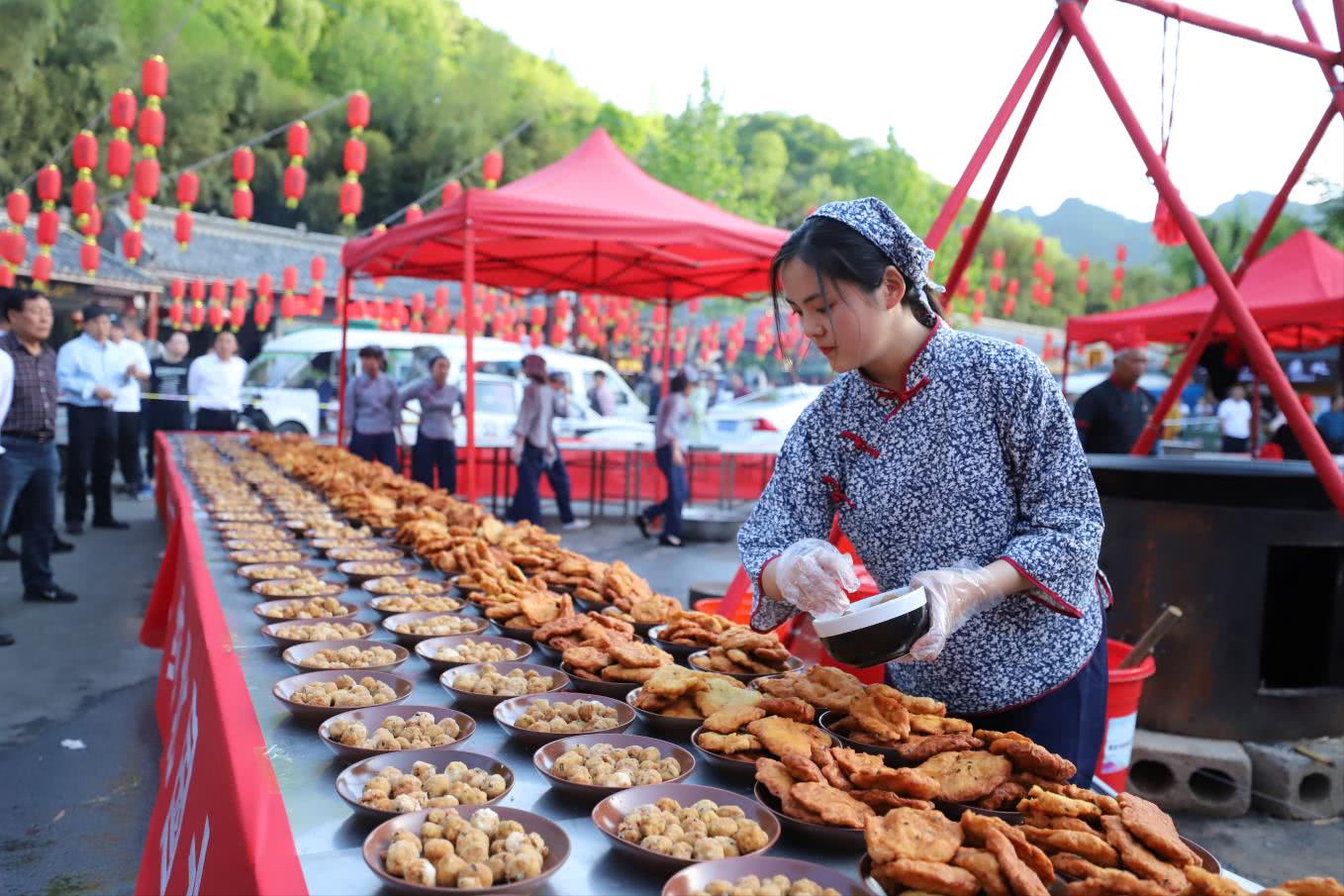 乡村传统美食节启幕，农家菜肴唤醒味蕾记忆之旅