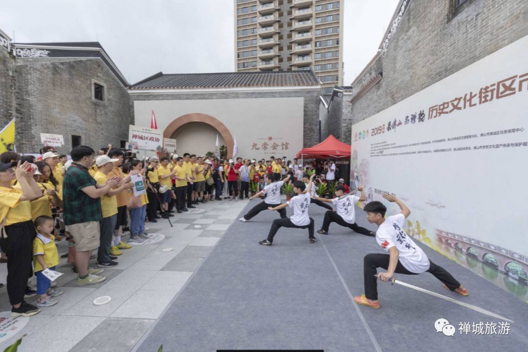 街区历史文化徒步活动，市民乐享其中，寓教于游之旅