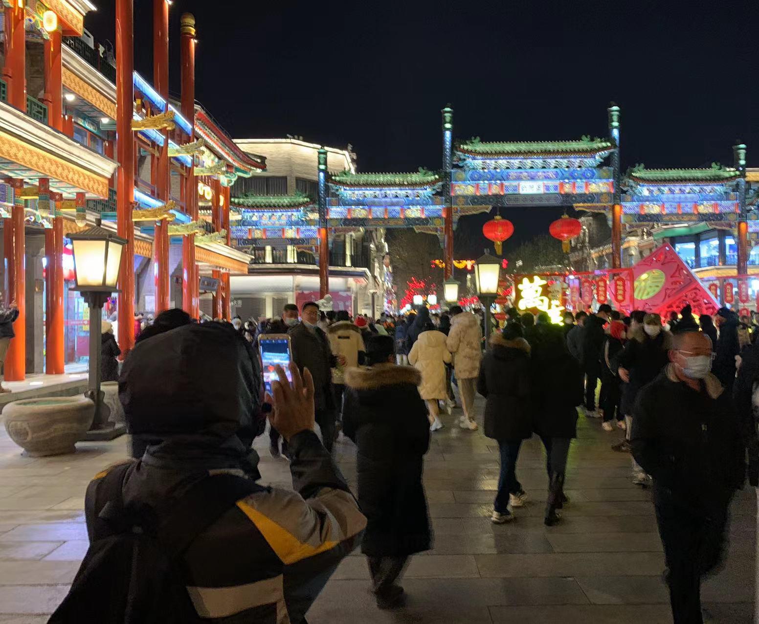 城市夜景经济繁荣，街头巷尾夜生活热闹非凡