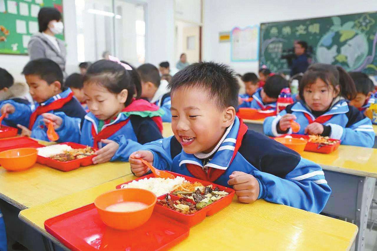 公立学校冬季营养餐升级，助力学生健康饮食计划启动