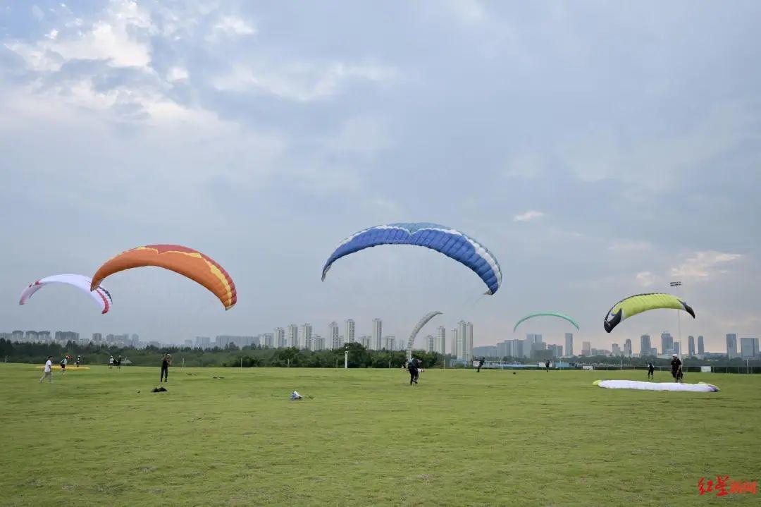 城市低空旅游项目开放，飞行体验受游客热捧