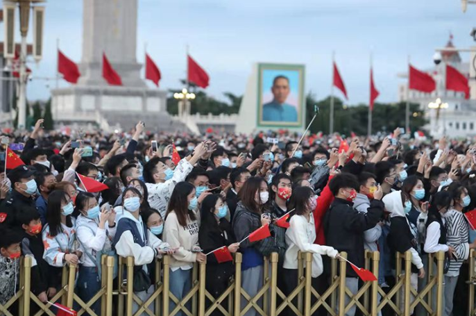 国旗护卫队，步伐铿锵，声音共鸣