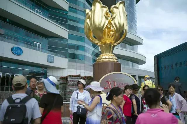 味蕾探险之旅，跟随旅行团探寻隐藏的美食街