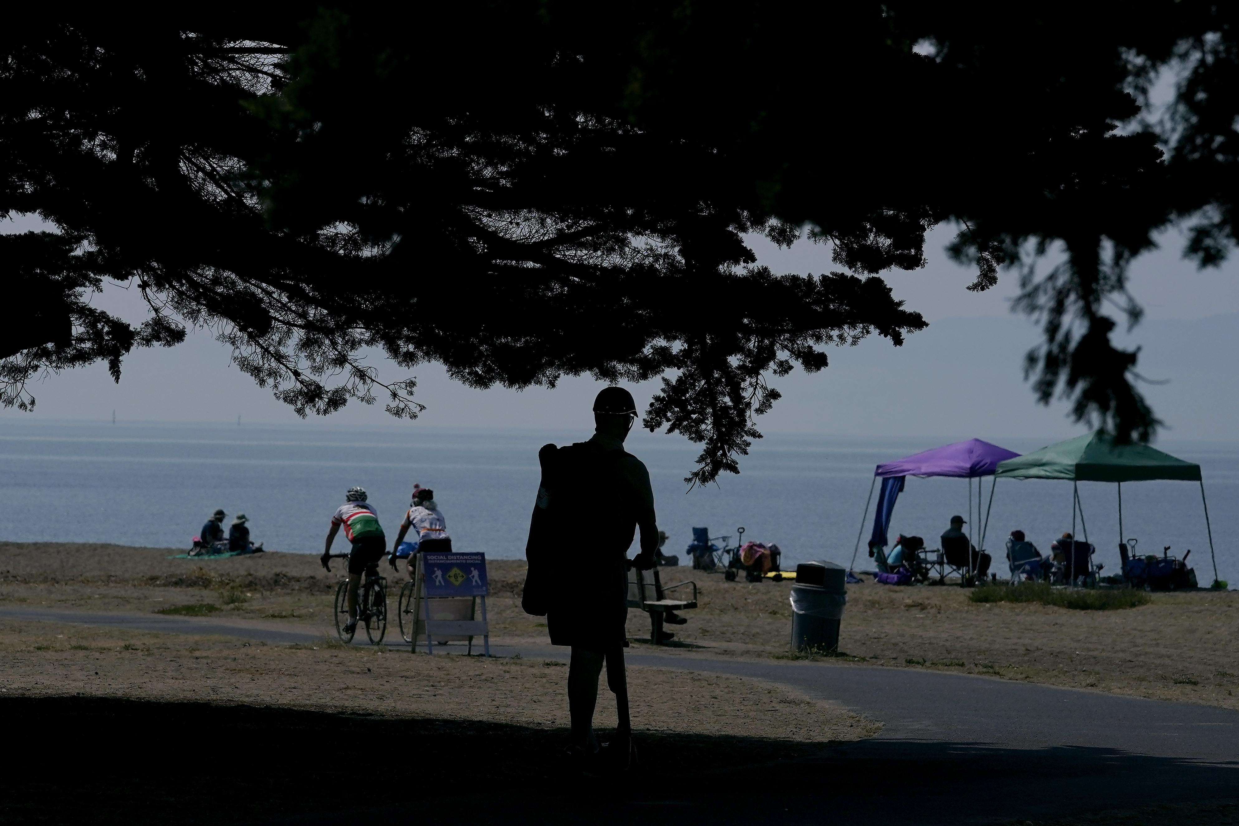 某地遭遇极端天气，居民生活受严重影响