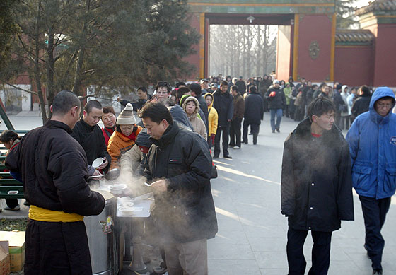 腊八雍和宫万人排队领粥，传统习俗与现代盛景共融盛况