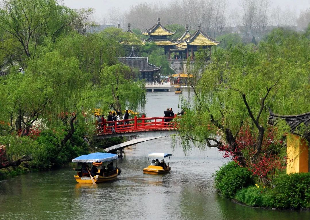 江苏扬州瘦西湖冬季赏梅活动启动，踏雪寻梅，尽享冬日韵味之旅