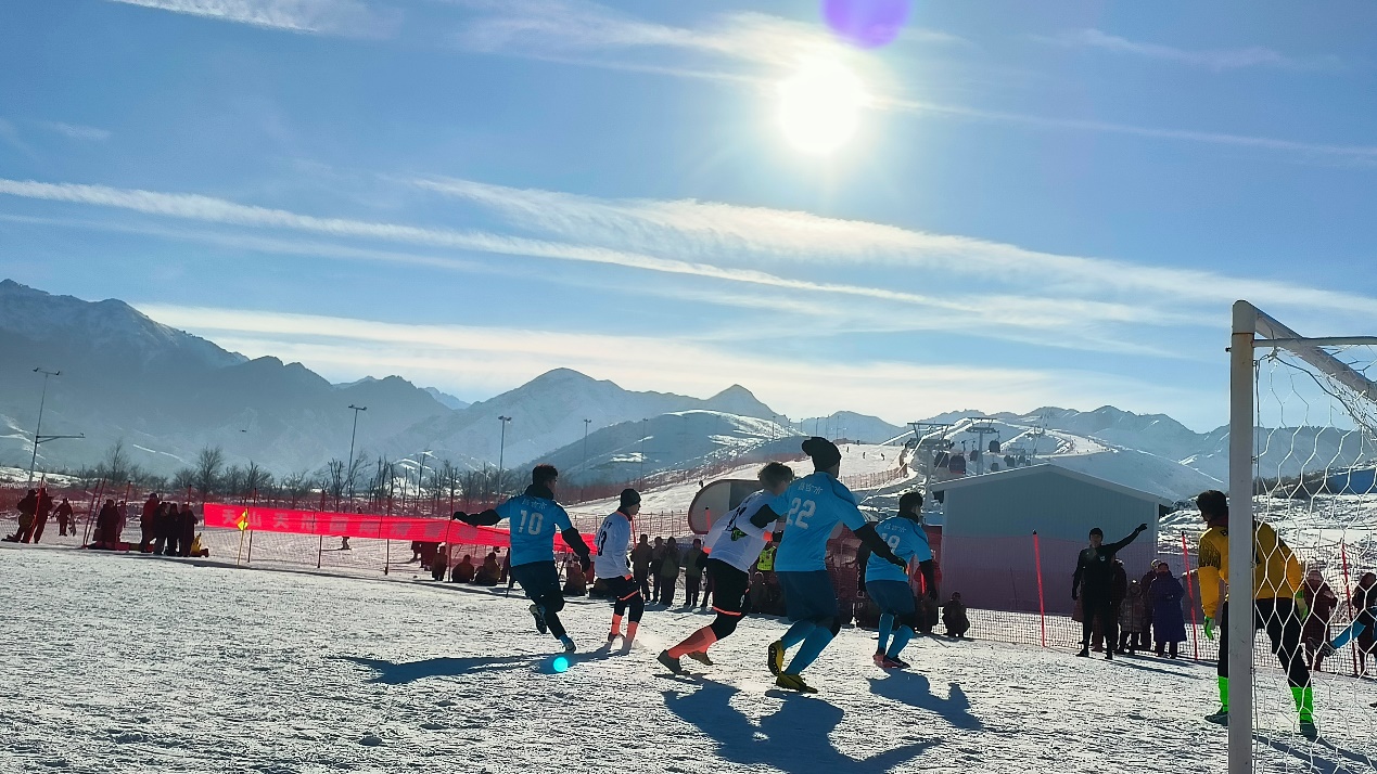 新疆天山天池滑雪场，冬季游客乐在其中