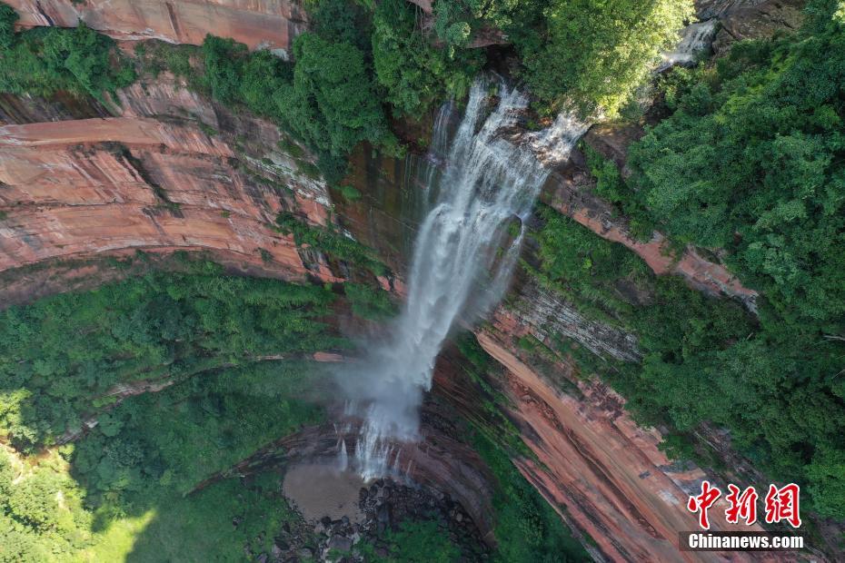 贵州赤水丹霞地貌冬季魅力四溢，吸引无数户外爱好者探秘