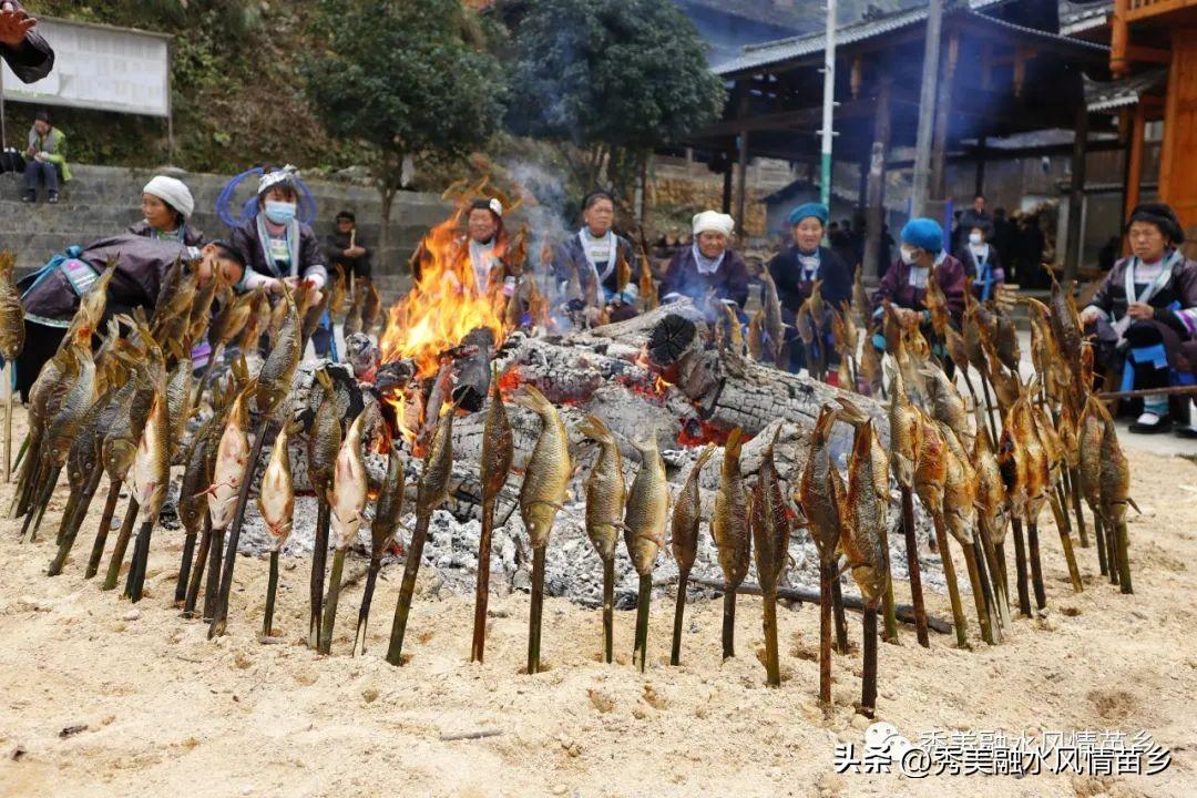 湖南湘西苗寨冬季篝火晚会，温暖盛宴，游客心中的火焰之光