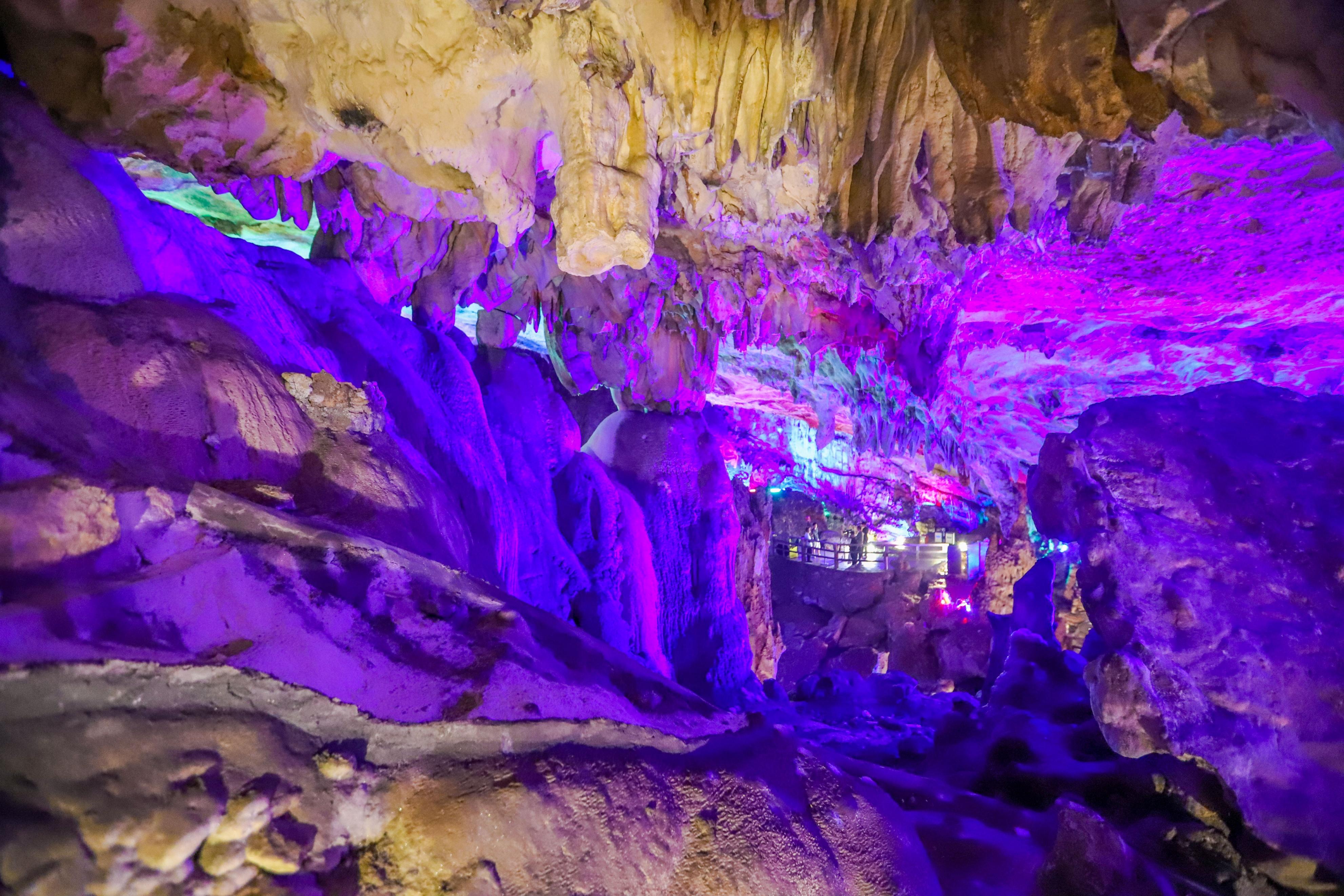 贵州龙宫溶洞冬季灯光秀成热门旅游亮点