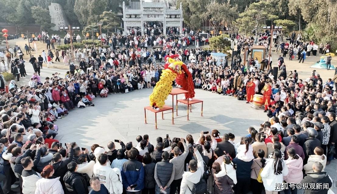 河南南阳卧龙岗春节民俗表演华丽升级，传统与现代交融的佳节庆典