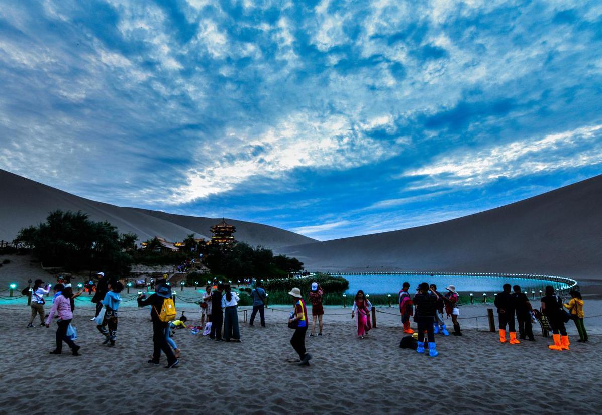 甘肃敦煌鸣沙山月牙泉夜游，魅力之旅持续升温